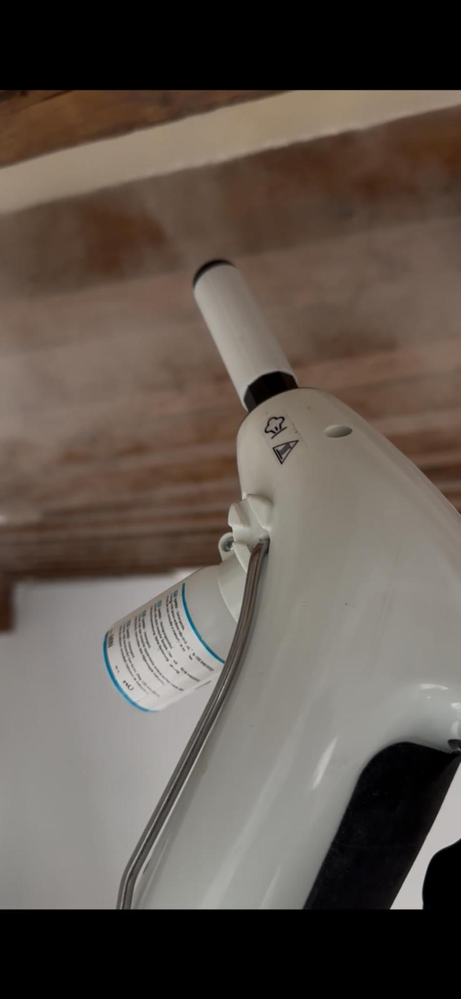 Buse d'un nettoyeur vapeur professionnel utilisé pour traiter les punaises de lit dans un logement